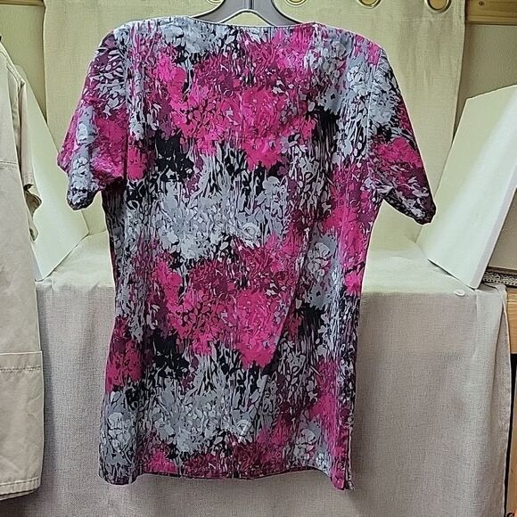Bundle of 4 scrubs: 3 tops,1 pant,: Peaches, Landau and Scrubstar brands size XS - Picture 6 of 14